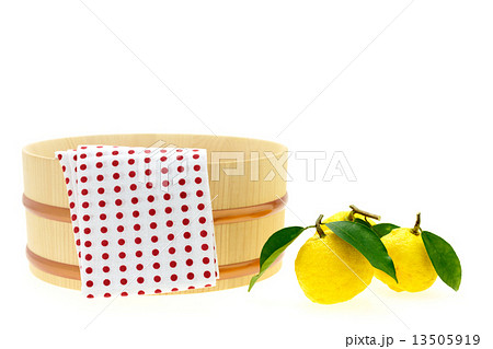 柚子と風呂桶〜柚子風呂 13505919