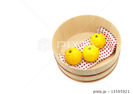 柚子と風呂桶〜柚子風呂 13505921