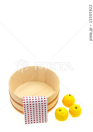 柚子と風呂桶〜柚子風呂 13505922