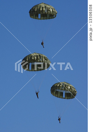 陸上自衛隊第一空挺団の降下訓練／パラシュート降下 13506308