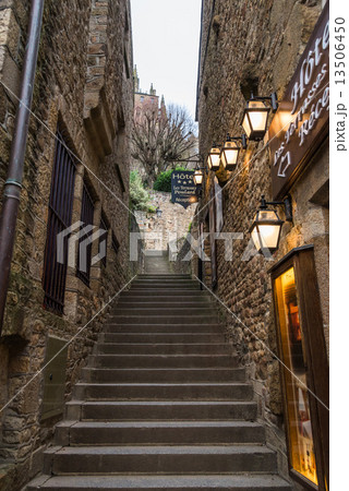 フランス　モン・サン・ミシェル　路地 13506450