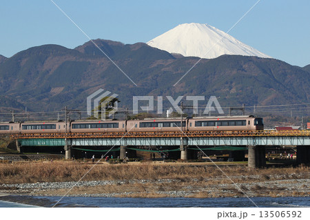 小田急３００００系と富士山 13506592
