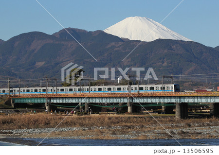 小田急３０００系と富士山 13506595