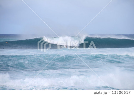 オアフ島ノースショアの波 13506617