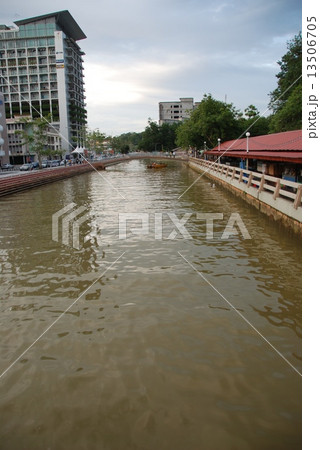 ブルネイ川（バンダルスリブガワン／ブルネイ） 13506705