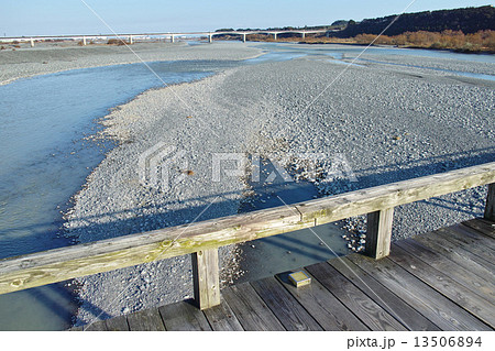 静岡　蓬莱橋より大井川と島田大橋を望む 13506894