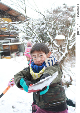 子供 雪かき 子供 雪かき 13508083
