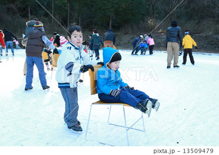 アイススケートをする子供 アイススケートをする子供 13509479