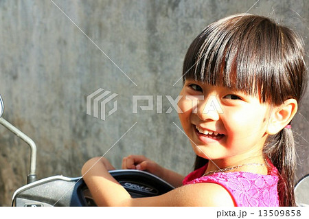 笑顔が可愛いベトナムの女の子の写真素材