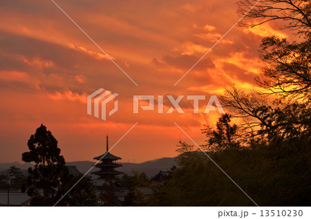 夕焼けの法隆寺 13510230
