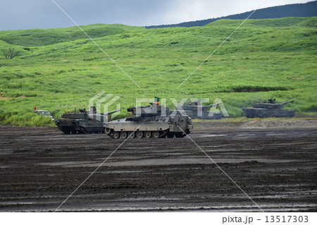 10式戦車 ＆ ライトタイガー （ 89式装甲戦闘車 ）　2014年 富士総合火力演習 13517303