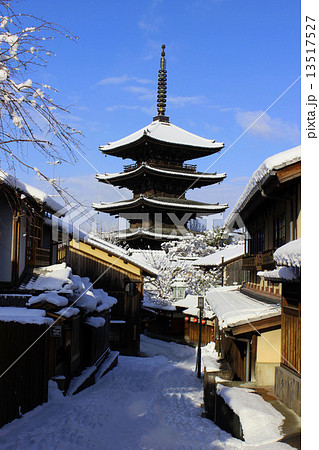 雪の法観寺 13517527