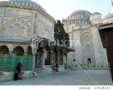 イスタンブールの回教寺院シュレイマニエ回教寺院裏 イスタンブールの回教寺院シュレイマニエ回教寺院裏 13518321