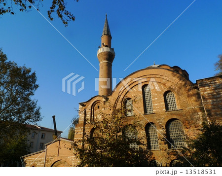 イスタンブールのイスラム教寺院外観 13518531