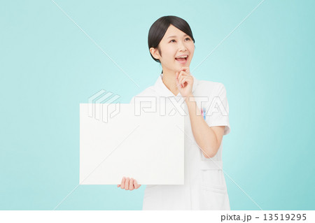 メッセージボードを持ってひらめくナース メッセージボードを持ってひらめくナース 13519295