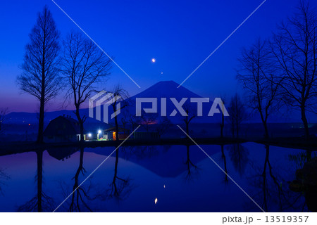 夜明け頃の富士山 夜明け頃の富士山 13519357