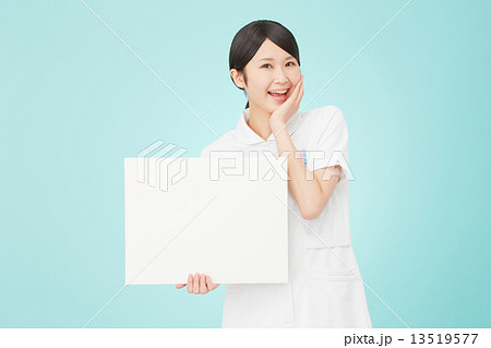 メッセージボードを持って喜ぶナース 13519577