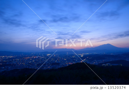 夕暮れ時の盛岡の町並み 13520374