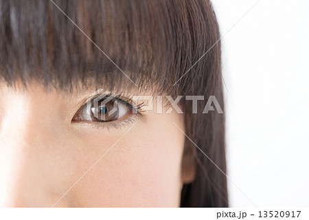 ナチュラルメイクの30代女性　瞳 13520917
