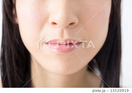 ナチュラルメイクの30代女性　唇 13520919