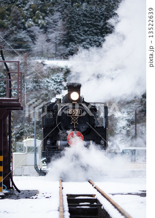 冬の蒸気機関車 13522639
