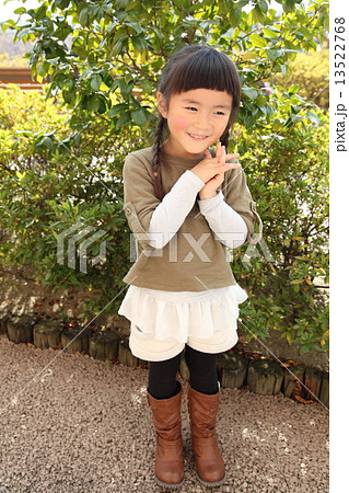 子供　女の子　ポートレート 13522768