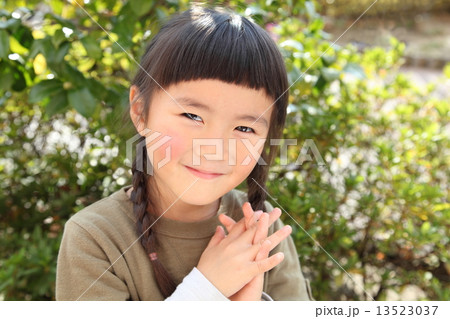 子供　女の子　ポートレート 13523037