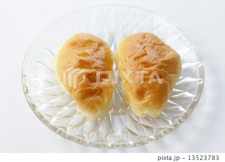 mini bread on white background 13523783