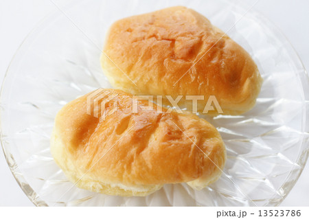 mini bread on white background mini bread on white background 13523786