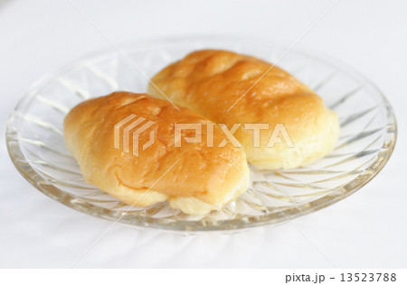 mini bread on white background mini bread on white background 13523788