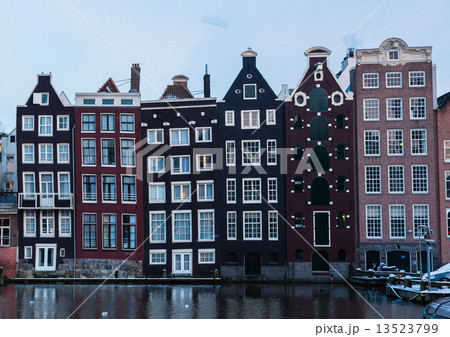 アムステルダムの傾いた家の写真素材