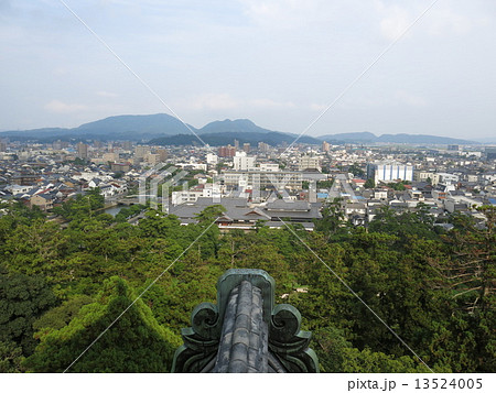 国宝松江城（天守最上階）からの眺め（東側　松江歴史館・普門院・嵩山・和久羅山など） 13524005