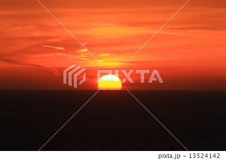 鳥取砂丘の夕日 鳥取砂丘の夕日 13524142