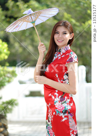 Nice Cheongsam with umbrella Nice Cheongsam with umbrella 13525177