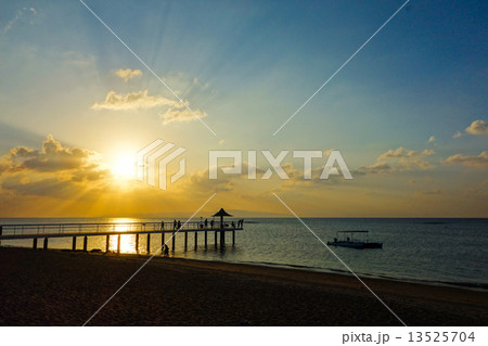 沖縄県 石垣島 フサキビーチの夕日 沖縄県 石垣島 フサキビーチの夕日 13525704