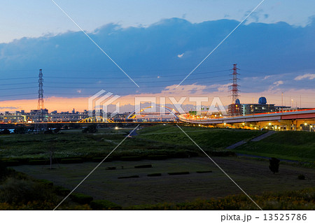 ライトアップの五色桜大橋と江北インターチェンジ 13525786