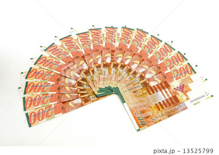 Two hundred shekel bank notes . 13525799