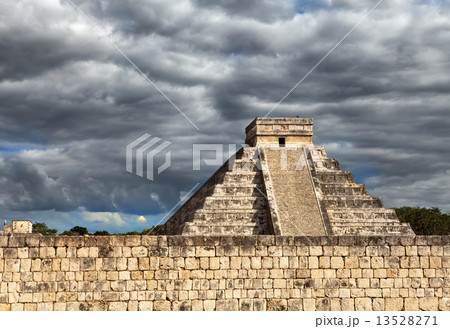 Kukulkan Pyramid in Chichen Itza on the Yucatan, Mexico Kukulkan Pyramid in Chichen Itza on the Yucatan, Mexico 13528271
