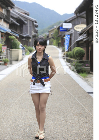 宿場街でポーズをとる少女 13528491