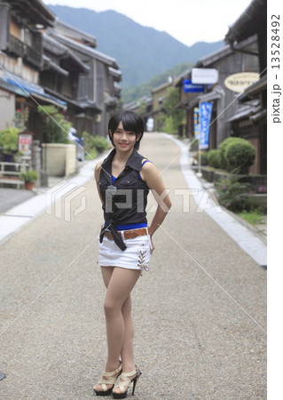 宿場街でポーズをとる少女 13528492