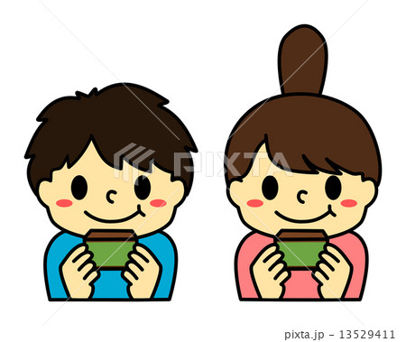 カステラ（抹茶）を持った子供３ 13529411