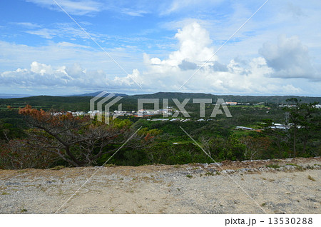 座喜味城からの眺め(沖縄県中頭郡読谷村) 座喜味城からの眺め(沖縄県中頭郡読谷村) 13530288