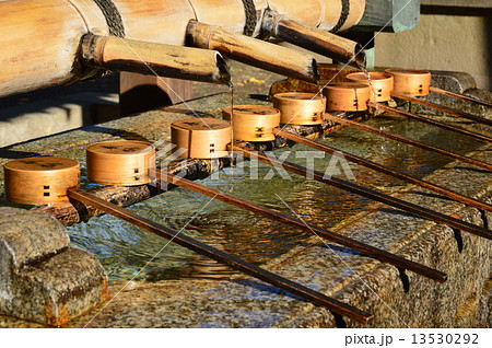 柄杓 手水舎 八坂神社 京都市東山区祇園町 の写真素材