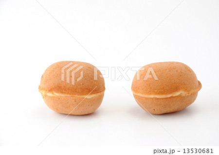 ベビーカステラ お菓子 白背景 13530681