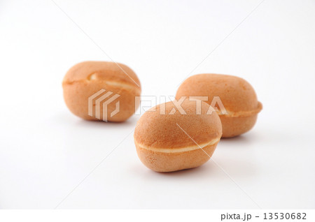 ベビーカステラ お菓子 白背景 13530682