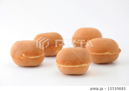 ベビーカステラ お菓子 白背景 13530683