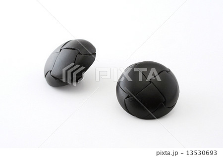 黒い 革ボタン 白背景 13530693