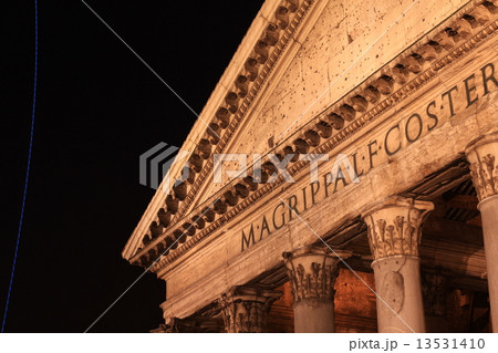 ローマパンテオン神殿と青い曲線光（Pantheon by night with blu lightsin Rome) 13531410
