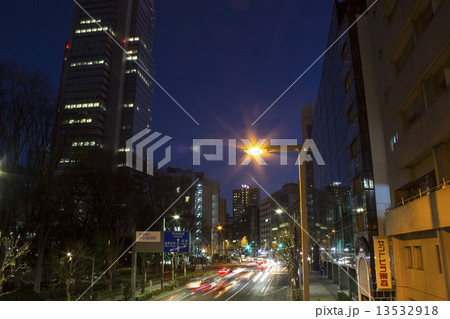 新宿西口、十二社通りの夜景 13532918