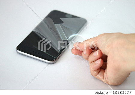 スマホの保護フィルムを取る瞬間 13533277